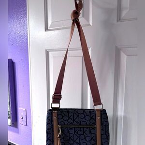 Guess shoulder strap purse